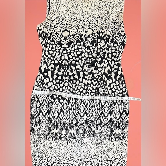 Stunning Carmen Marc Valvo Dress: Eye-Catching Patterns, Size S – Stand Out! - Picture 5 of 12